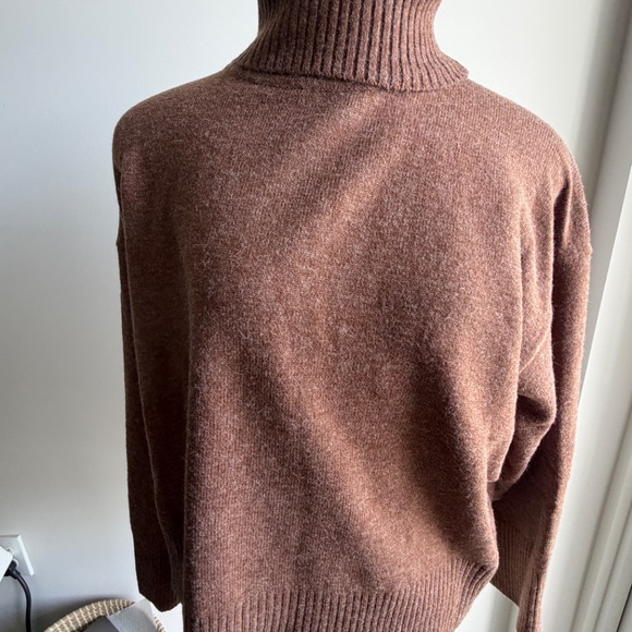 Mod Ref Open Back Sweater Size Medium - Picture 2 of 6